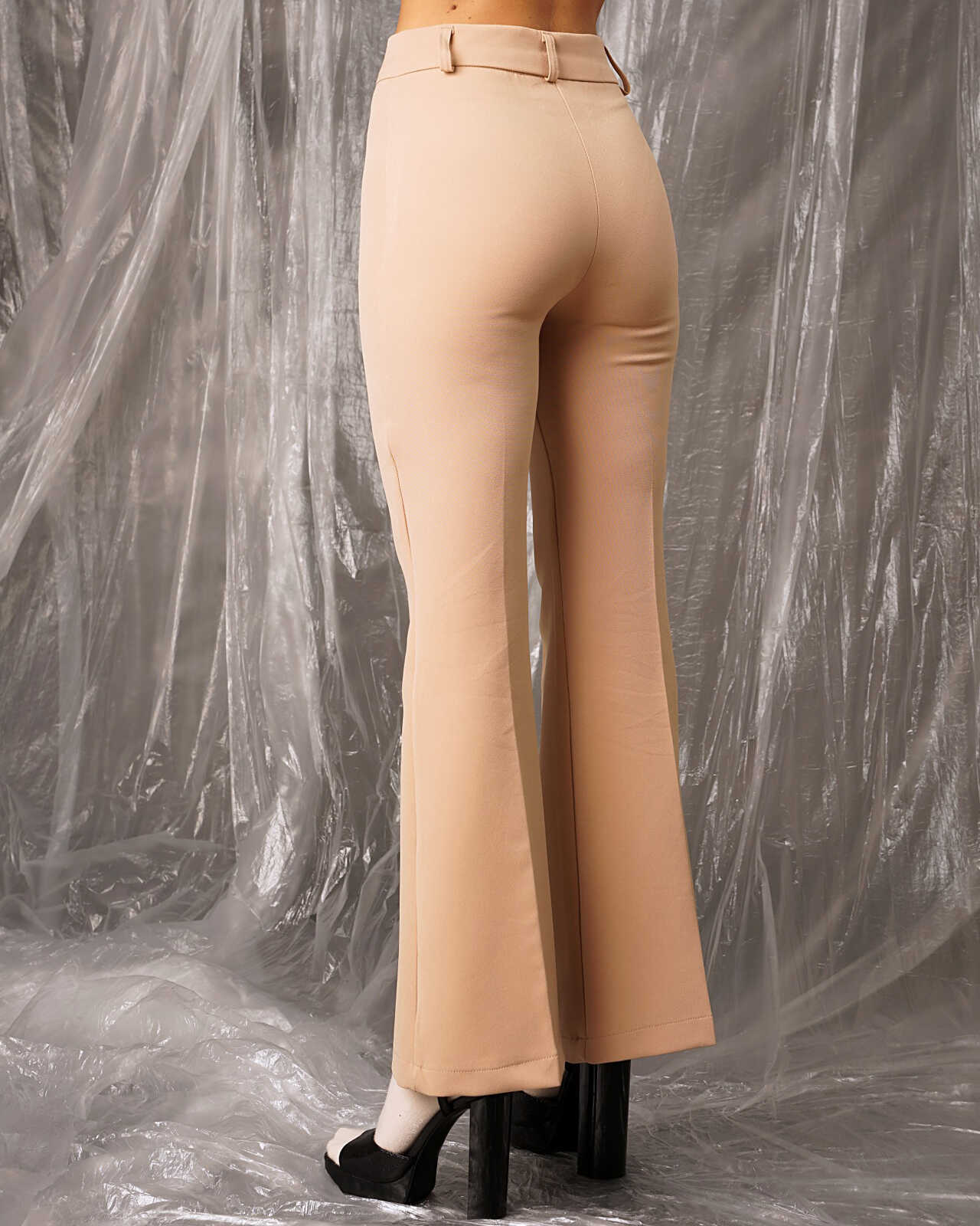 Ψηλόμεσο κάμελ παντελόνι καμπάνα χώρις τσέπες. Κλείσιμο με κουμπί και φερμουάρ. Εμφάνιση από πίσω