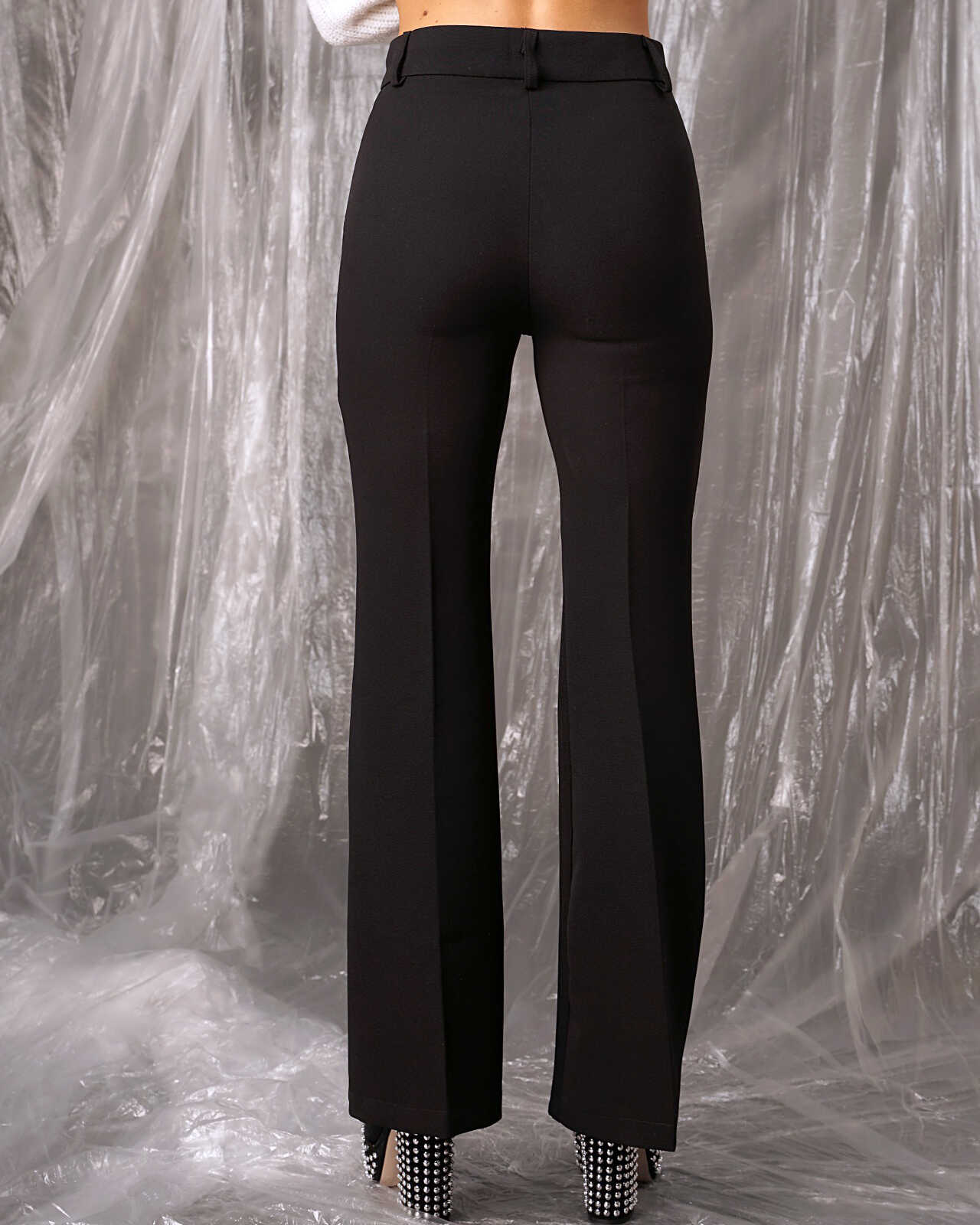 Ψηλόμεσο μαύρο παντελόνι καμπάνα χώρις τσέπες. Κλείσιμο με κουμπί και φερμουάρ. Εμφάνιση από πίσω