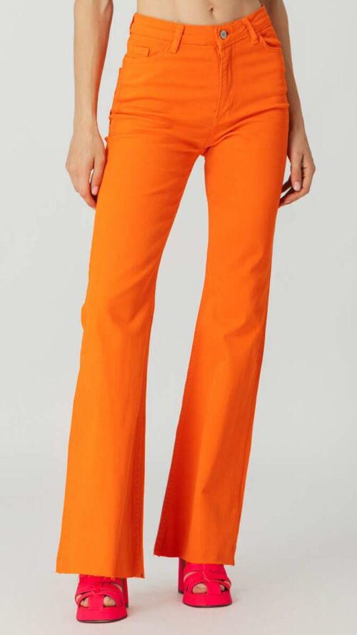 psilomeso-panteloni-kabana-portokali-mprosta Ψηλόμεσο πορτοκαλί παντελόνι καμπάνα με στενή γραμμή και τσέπες. Εμφάνιση μπροστά