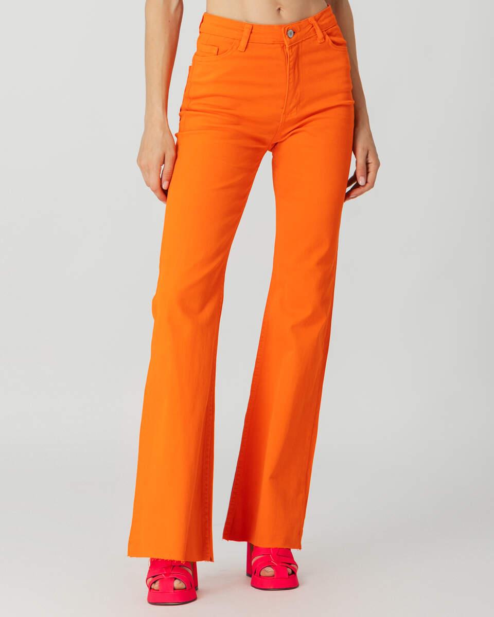 Ψηλόμεσο πορτοκαλί παντελόνι καμπάνα με στενή γραμμή και τσέπες. Εμφάνιση μπροστά