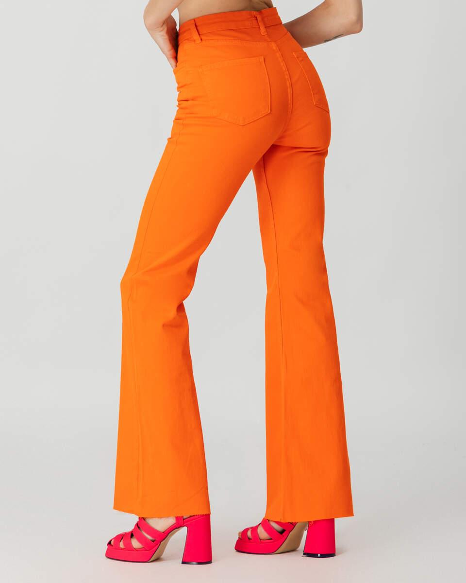 Ψηλόμεσο πορτοκαλί παντελόνι καμπάνα με στενή γραμμή και τσέπες. Εμφάνιση πίσω
