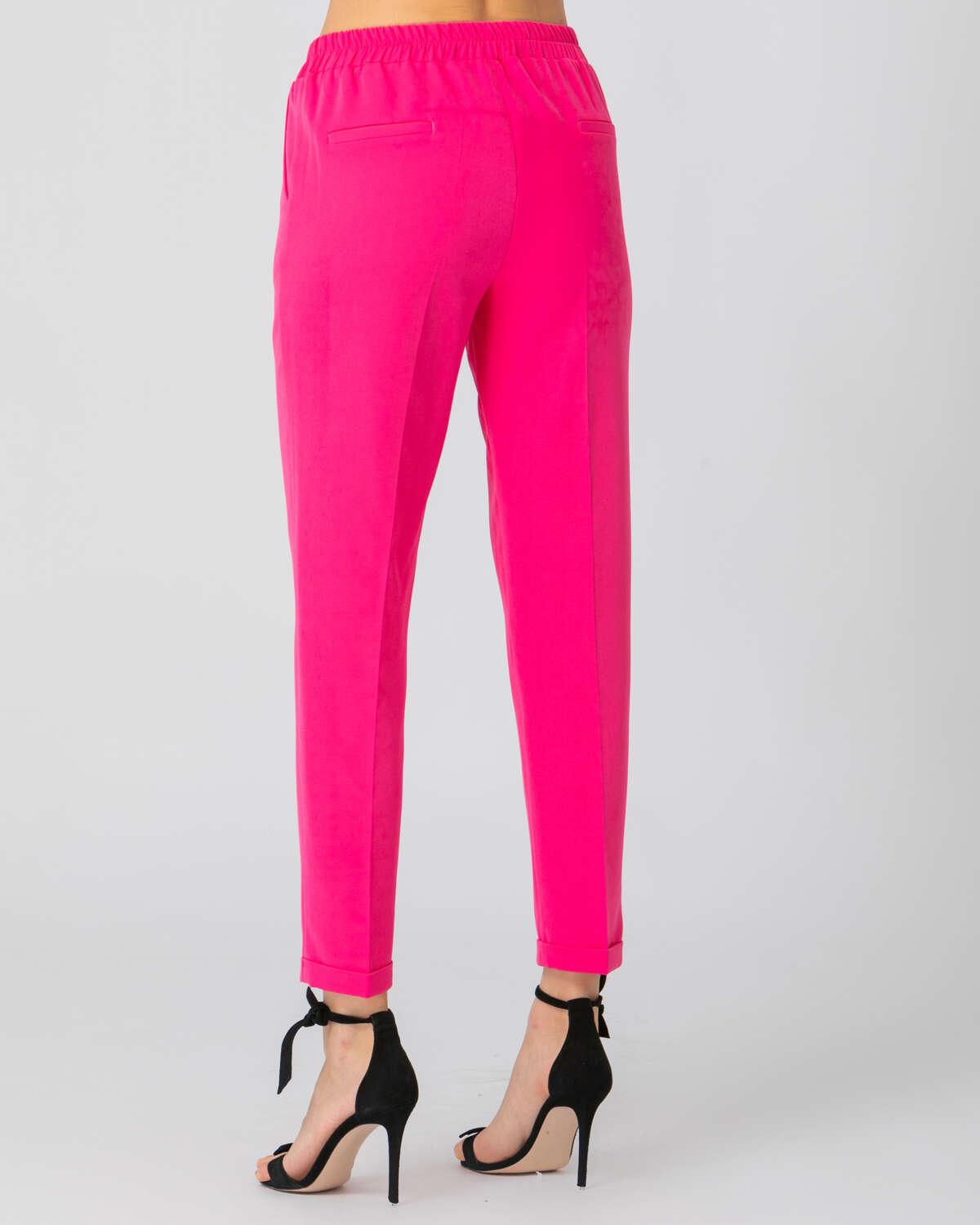 Φουξ ψηλόμεσο παντελόνι σε ίσια γραμμή με λάστιχο στη μέση και τσέπες. Εμφάνιση από πίσω.