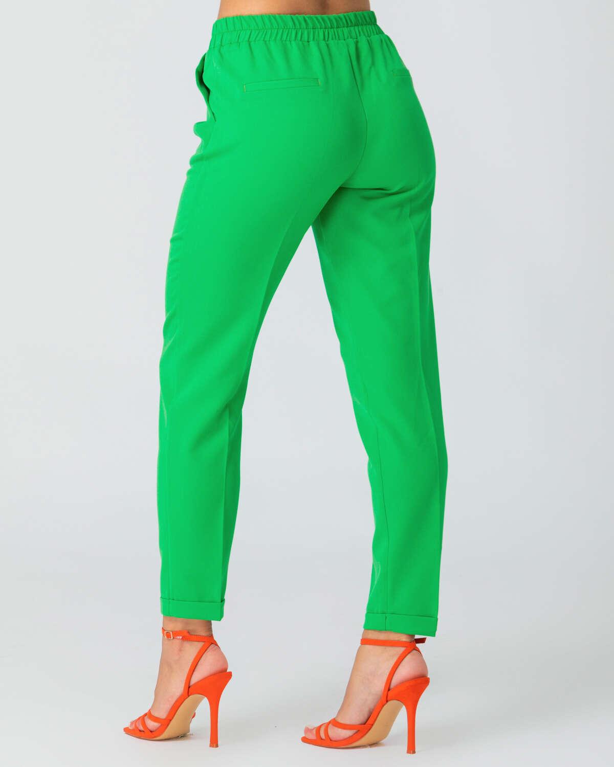 Πράσινο ψηλόμεσο παντελόνι σε ίσια γραμμή με λάστιχο στη μέση και τσέπες. Εμφάνιση από πίσω.