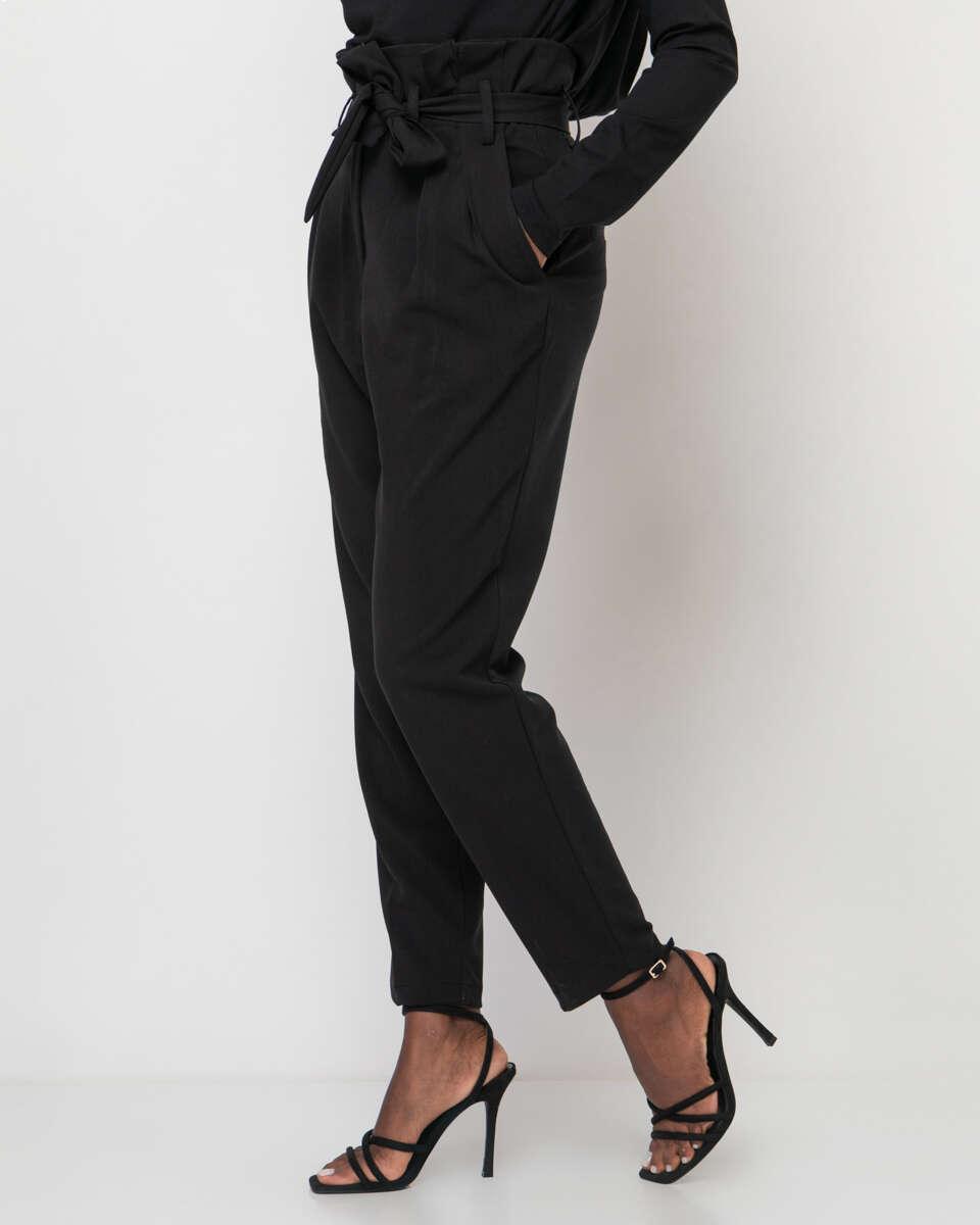 Μαύρο ψηλόμεσο παντελόνι με πιέτες, τσέπες και ασορτί αποσπώμενη ζώνη στο πλάι