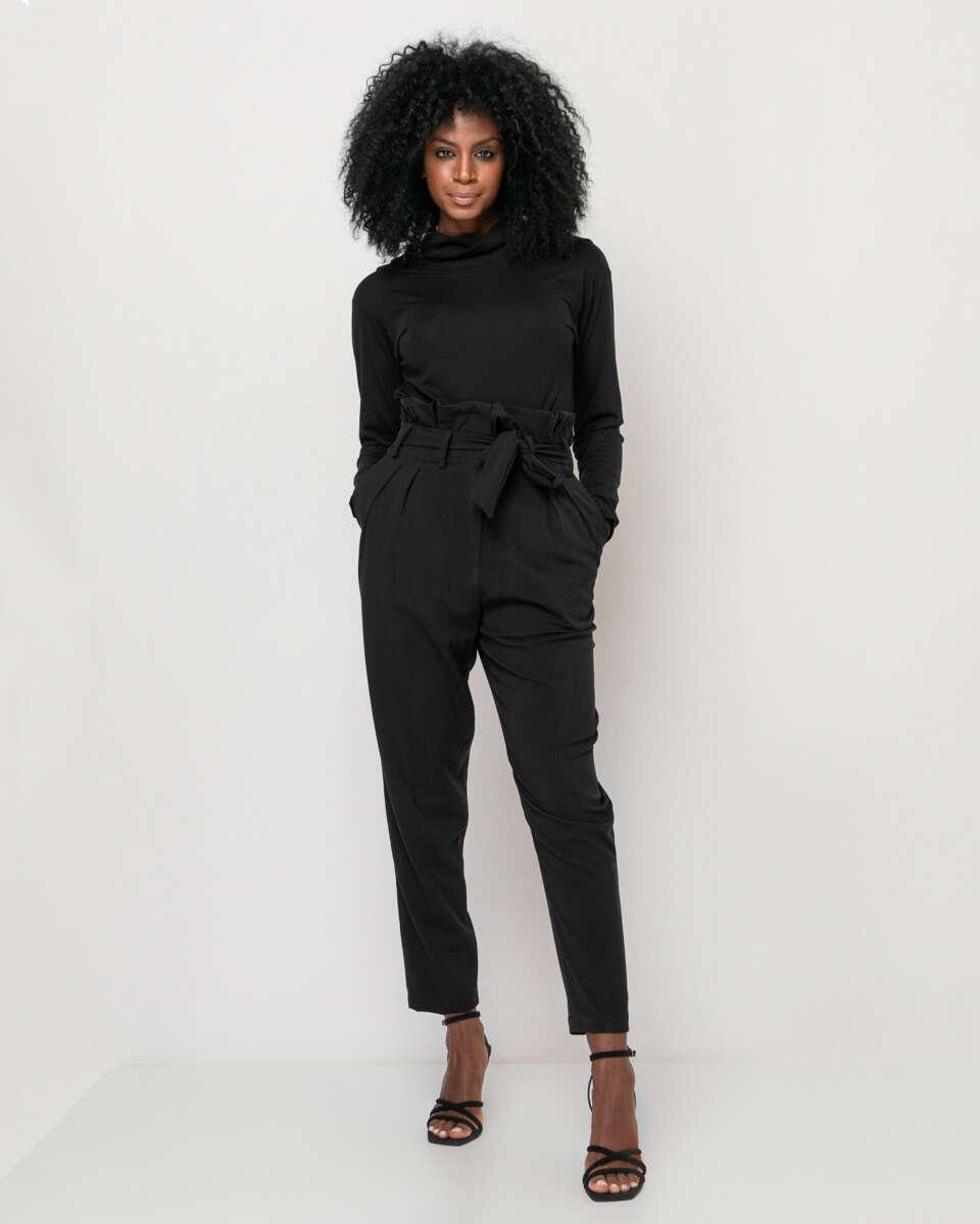 Μαύρο ψηλόμεσο παντελόνι με πιέτες, τσέπες και ασορτί αποσπώμενη ζώνη.