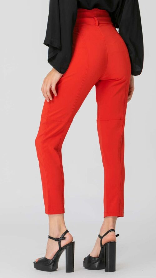 Κόκκινο ψηλόμεσο παντελόνι με τσέπες, εμφάνιση από πίσω