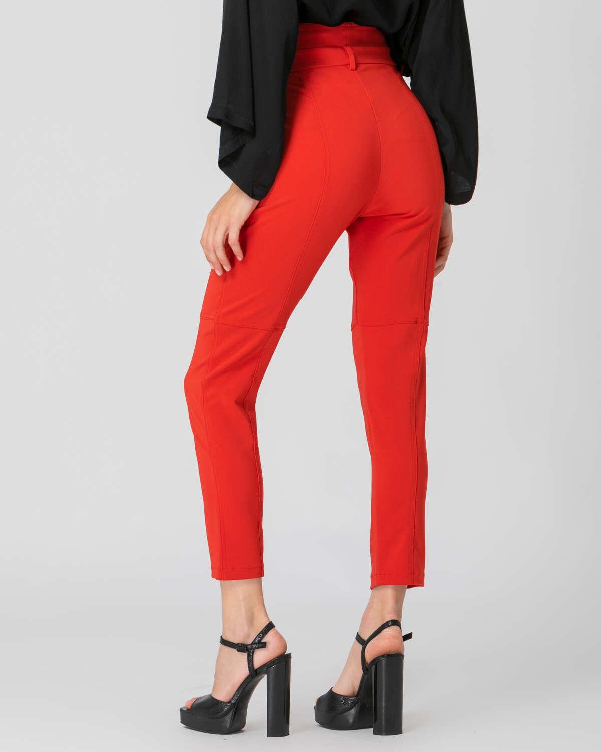 Κόκκινο ψηλόμεσο παντελόνι με τσέπες, εμφάνιση από πίσω