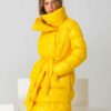 Puffer κίτρινο μπουφάν με όρθιο γιακά, τσέπες και ασορτί αποσπώμενη ζώνη.