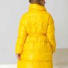 Puffer κίτρινο μπουφάν με όρθιο γιακά, τσέπες και ασορτί αποσπώμενη ζώνη. Εμφάνιση από πίσω.