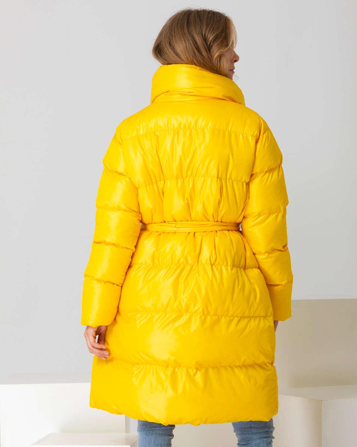 Puffer κίτρινο μπουφάν με όρθιο γιακά, τσέπες και ασορτί αποσπώμενη ζώνη. Εμφάνιση από πίσω.