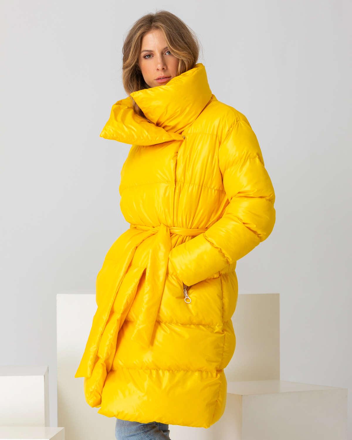 Puffer κίτρινο μπουφάν με όρθιο γιακά, τσέπες και ασορτί αποσπώμενη ζώνη.