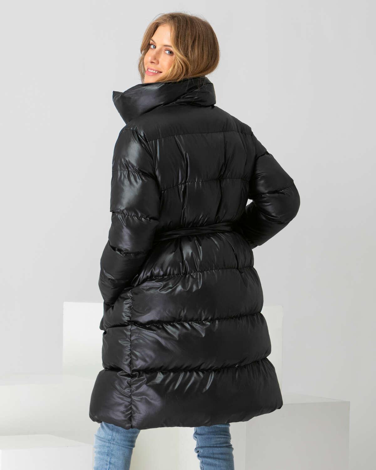 Puffer μαύρο μπουφάν με όρθιο γιακά, τσέπες και ασορτί αποσπώμενη ζώνη. Εμφάνιση από πίσω.