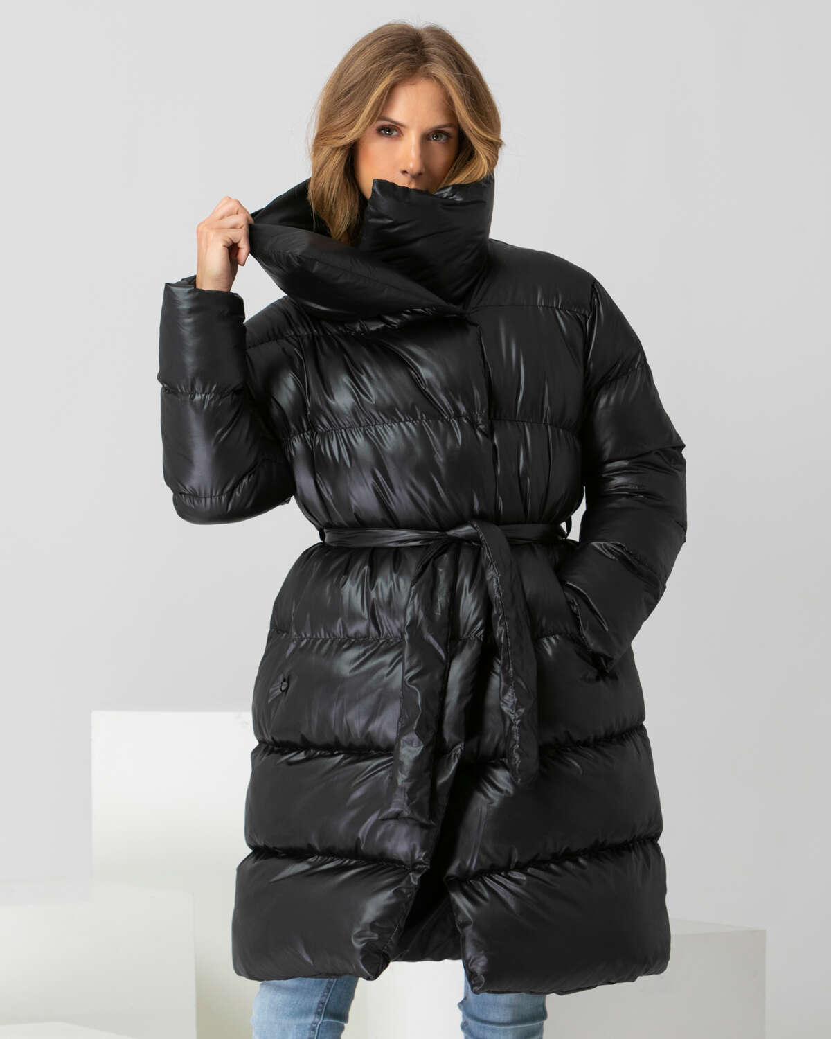 Puffer μαύρο μπουφάν με όρθιο γιακά, τσέπες και ασορτί αποσπώμενη ζώνη.