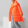 Puffer πορτοκαλί μπουφάν με όρθιο γιακά, τσέπες και ασορτί αποσπώμενη ζώνη.