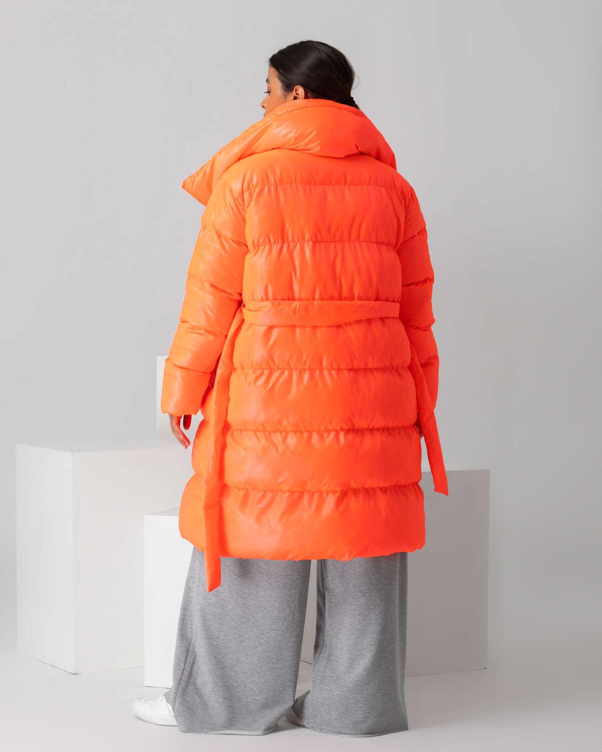 Puffer πορτοκαλί μπουφάν με όρθιο γιακά, τσέπες και ασορτί αποσπώμενη ζώνη. Εμφάνιση από πίσω.