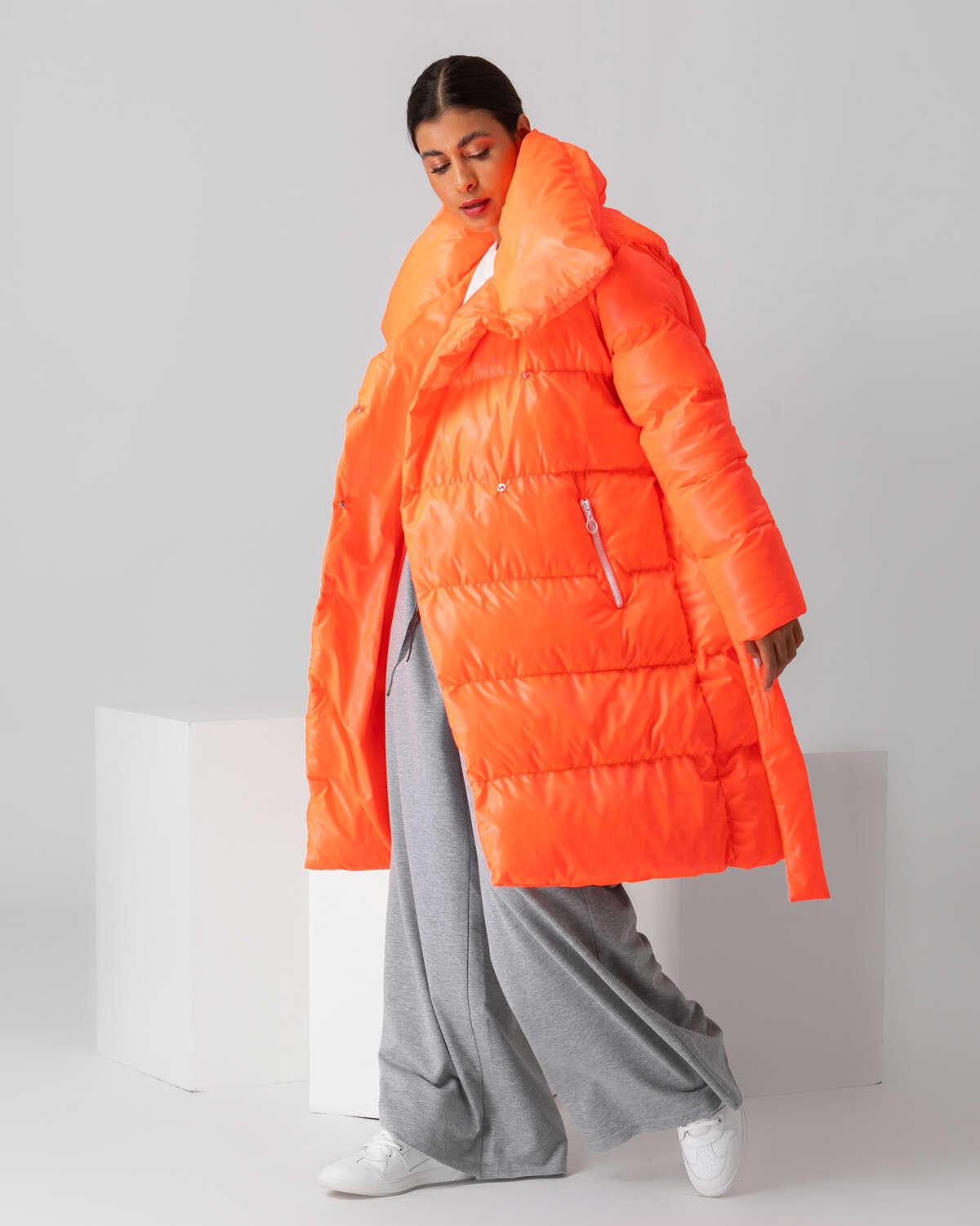 Puffer πορτοκαλί μπουφάν με όρθιο γιακά, τσέπες και ασορτί αποσπώμενη ζώνη.