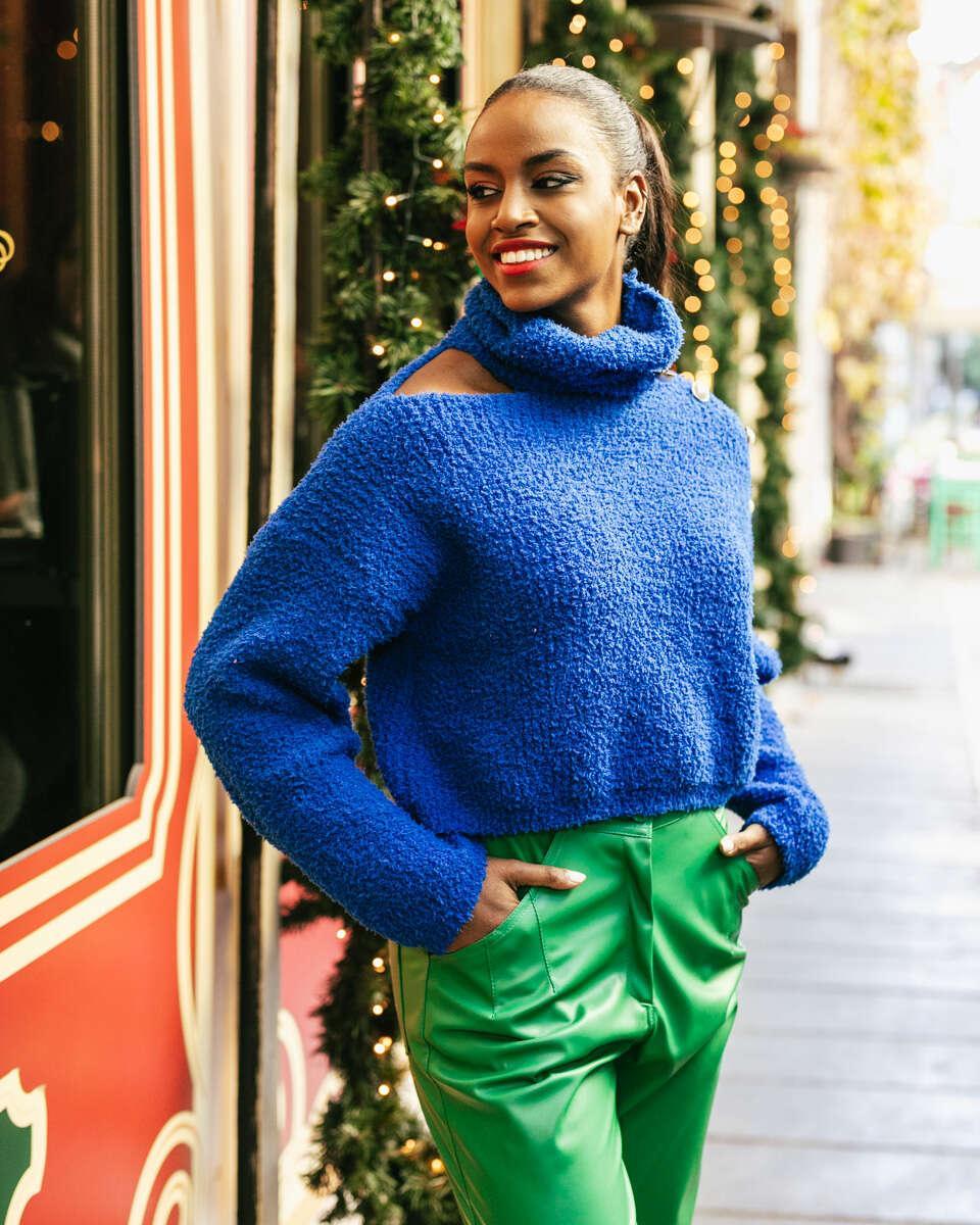 Ρουά πλεκτή μπλούζα ζιβάγκο με πέρλες κουμπιά και ανοίγματα στους ώμους. Στο πλάι