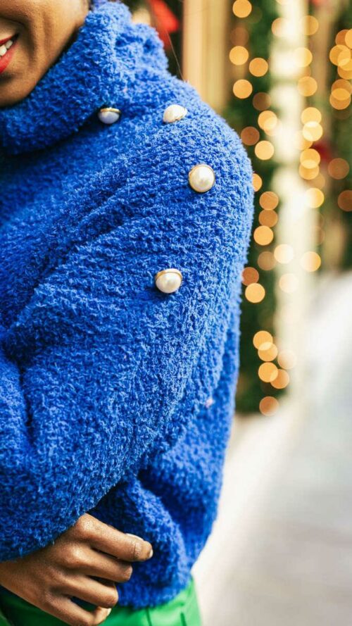 Ρουά πλεκτή μπλούζα ζιβάγκο με πέρλες κουμπιά και ανοίγματα στους ώμους. Ζουμ στον ώμο