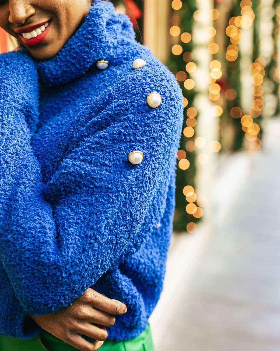 Ρουά πλεκτή μπλούζα ζιβάγκο με πέρλες κουμπιά και ανοίγματα στους ώμους. Ζουμ στον ώμο