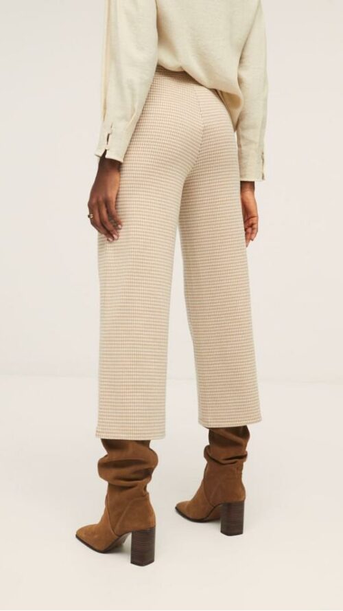 Φαρδύ cropped παντελόνι καρό εκρού με τσέπες και λάστιχο στη μέση. Εμφάνιση ζουμ από πίσω