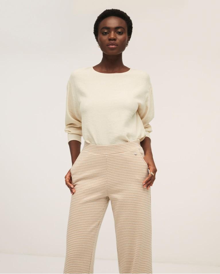 Φαρδύ cropped παντελόνι καρό εκρού με τσέπες και λάστιχο στη μέση. Εμφάνιση ζουμ ψηλά μπροστά