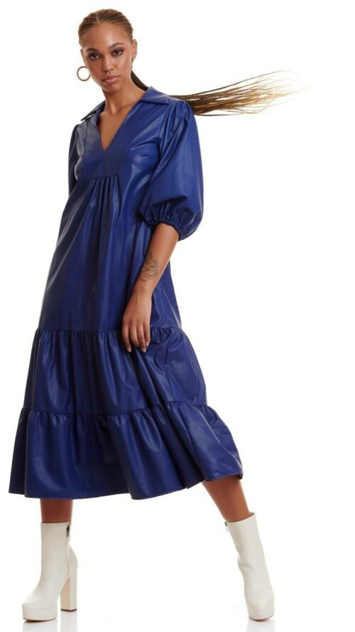 Boho midi φόρεμα από οικολογικό δέρμα με γιακά και βολάν στο τελείωμα. Εμφάνιση από μπροστά.