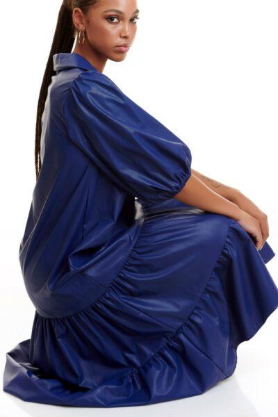 Boho midi φόρεμα από οικολογικό δέρμα με γιακά και βολάν στο τελείωμα. Εμφάνιση στο πλάι.