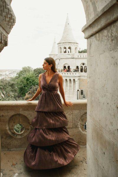 Λούρεξ μακρύ μεταλλικό φόρεμα σε Α-γραμμή με εφαρμοστό μπούστο και στρώσεις από βολάν. Εμφάνιση από μπροστά.