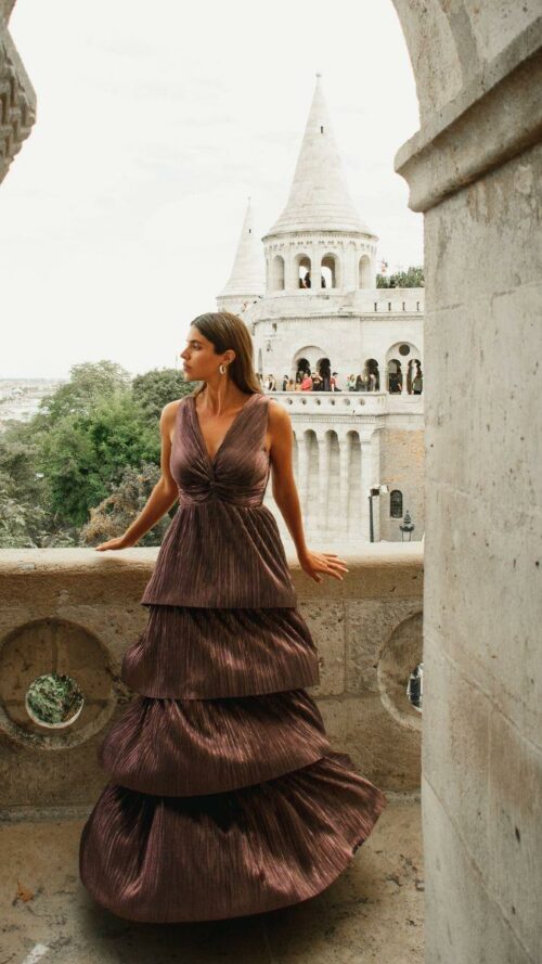 Λούρεξ μακρύ μεταλλικό φόρεμα σε Α-γραμμή με εφαρμοστό μπούστο και στρώσεις από βολάν. Εμφάνιση από μπροστά.