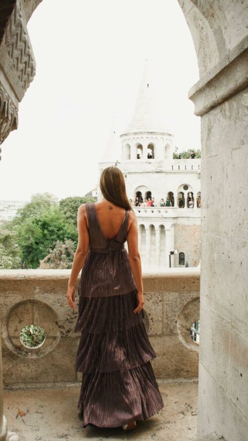 Λούρεξ μακρύ μεταλλικό φόρεμα σε Α-γραμμή με εφαρμοστό μπούστο και στρώσεις από βολάν. Εμφάνιση από πίσω.