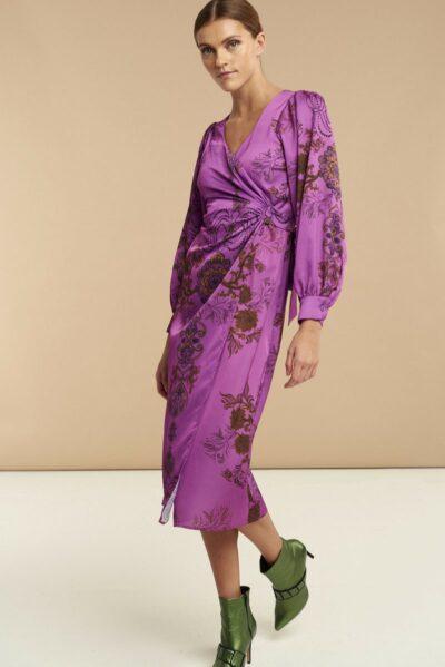 Φλοράλ κρουαζέ μίντι φόρεμα με μακριά μανίκια με κουμπί. Κανονική εφαρμογή με V-λαιμόκοψη. Εμφάνιση στο πλάι