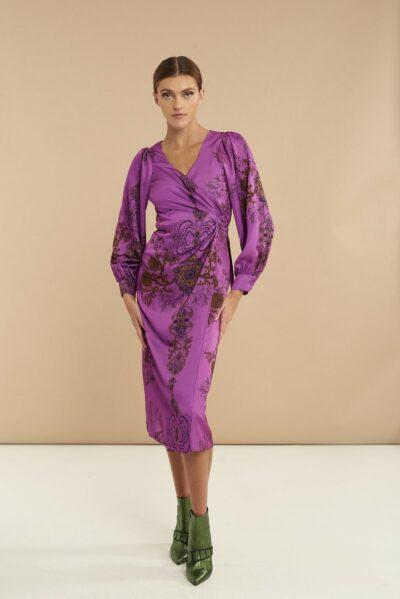 Φλοράλ κρουαζέ μίντι φόρεμα με μακριά μανίκια με κουμπί. Κανονική εφαρμογή με V-λαιμόκοψη. Εμφάνιση από μπροστά