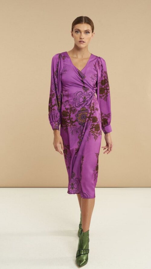 Φλοράλ κρουαζέ μίντι φόρεμα με μακριά μανίκια με κουμπί. Κανονική εφαρμογή με V-λαιμόκοψη. Εμφάνιση από μπροστά.