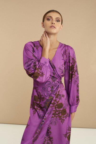 Φλοράλ κρουαζέ μίντι φόρεμα με μακριά μανίκια με κουμπί. Κανονική εφαρμογή με V-λαιμόκοψη. Εμφάνιση από μπροστά με ζουμ