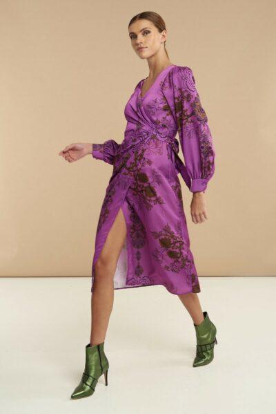 Φλοράλ κρουαζέ μίντι φόρεμα με μακριά μανίκια με κουμπί. Κανονική εφαρμογή με V-λαιμόκοψη. Εμφάνιση στο πλάι περπατώντας